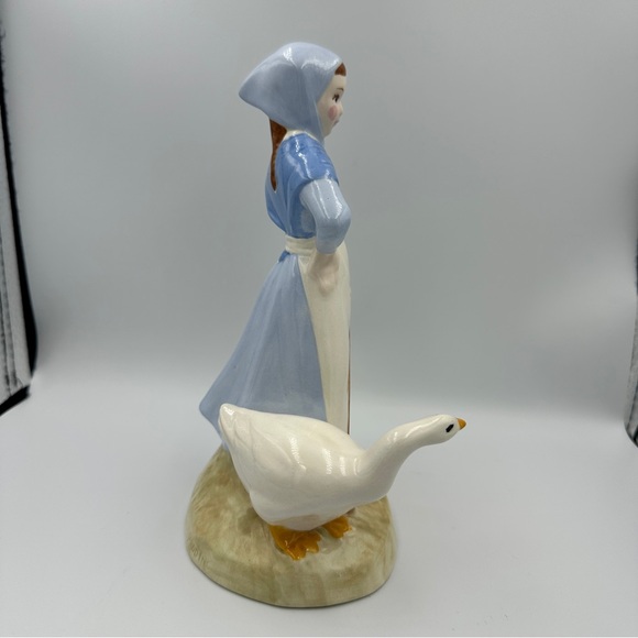 Vintage 1975 Duncan Ceramics Production Inc. Farm Girl With Goose - Picture 7 of 10